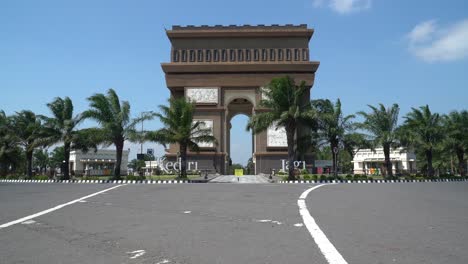Empty-street-by-iconic-Simpang-Gumul-in-Kediri,-East-Java-during-Covid-outbreak
