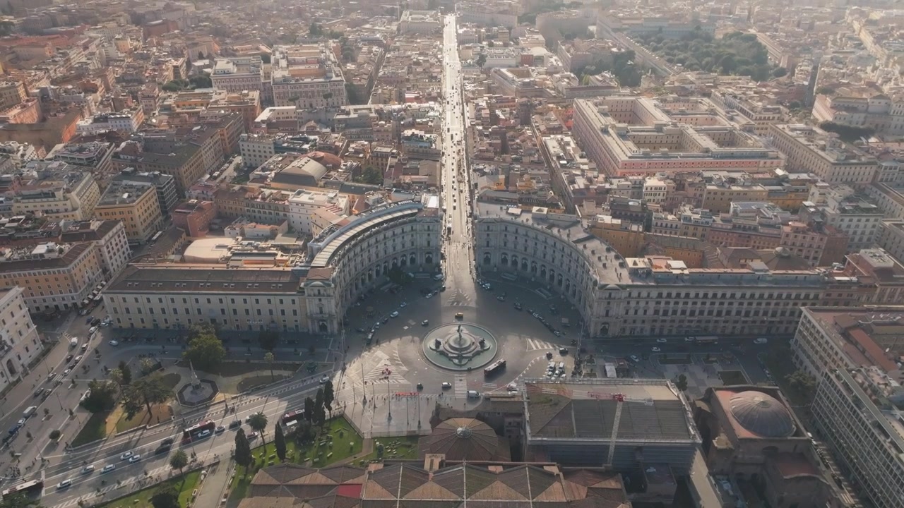 Chiostro di Michelangelo con Piazza della Repubblica a Roma, Italia. Ripresa aerea con rotazione e inclinazione verso l'alto.