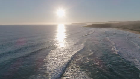 Toma-Aérea-Creciente-De-Olas-Rompiendo-En-La-Costa-Al-Atardecer-En-El-Sur-De-Australia