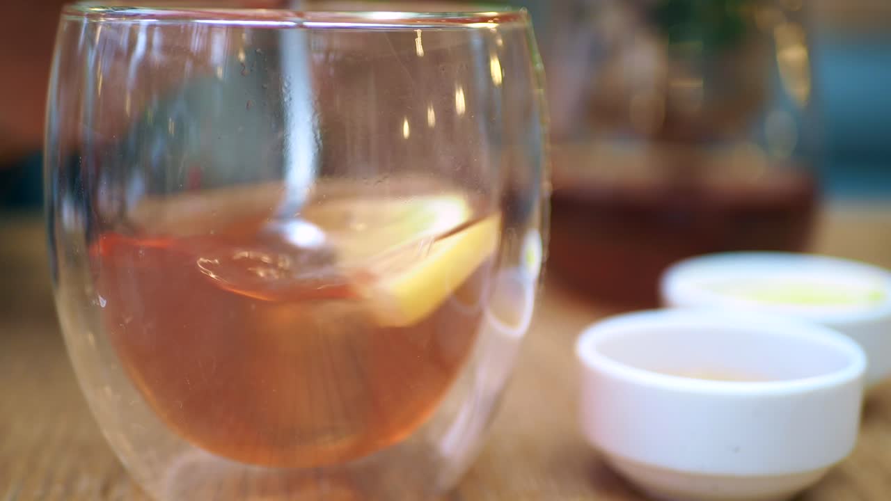 레몬이 들어있는 차 한 잔의 클로즈업