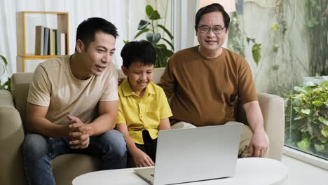 Asiatische-Männer-Und-Jungen-Im-Wohnzimmer