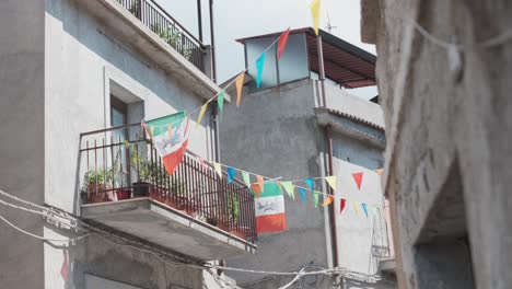 banderas en los balcones mientras comienza un festival en la ciudad de martone en calabria, italia
