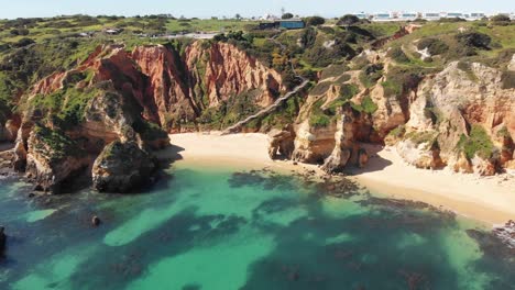 prístina playa de camilo en lagos idílica costa en algarve, portugal - toma aérea de establecimiento