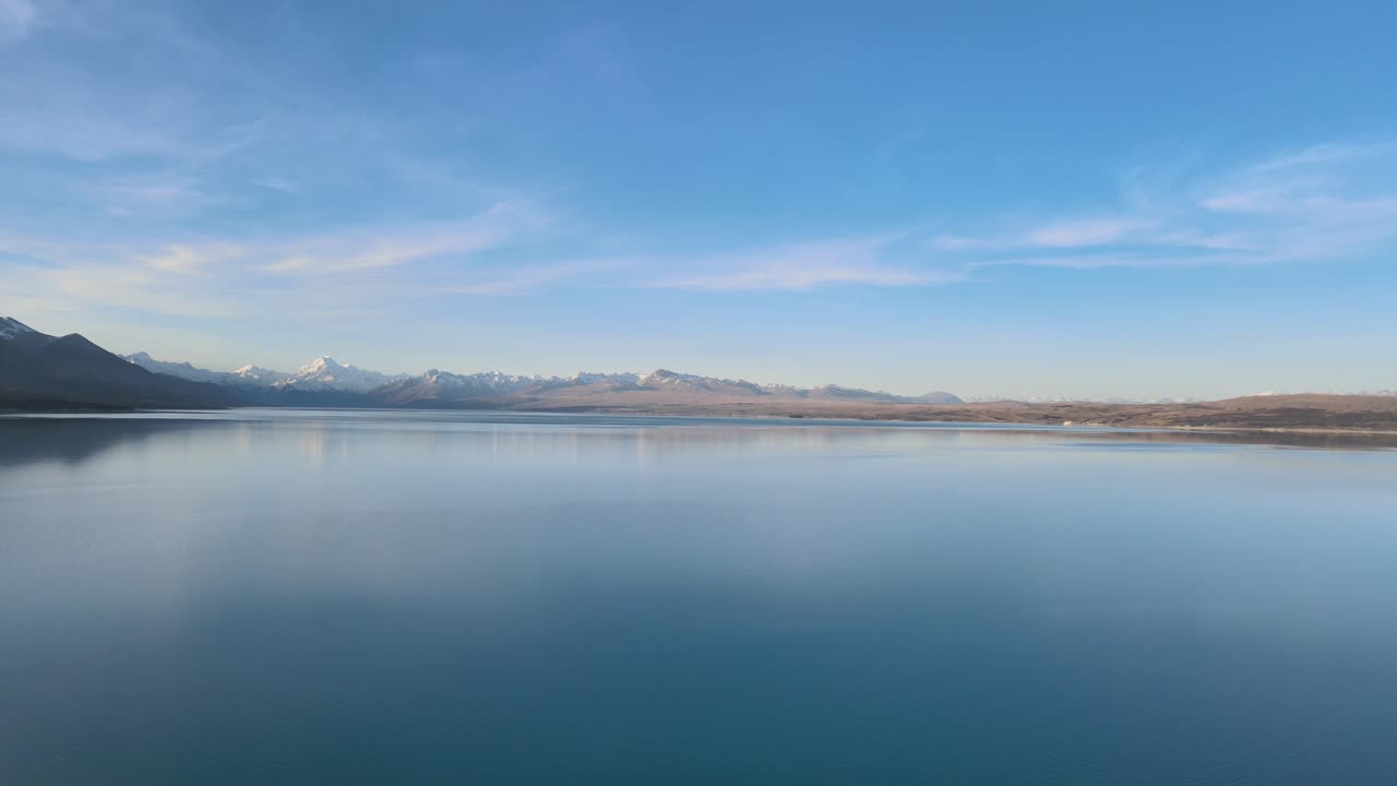 뉴질랜드의 남쪽 알프스 산맥에 둘러싸인 해가 지는 푸카키 호수의 파노라마 공중 풍경