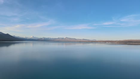 Vista-Aérea-Panorámica-Del-Lago-Pukaki-Al-Atardecer,-Rodeado-Por-Los-Alpes-Del-Sur,-En-Nueva-Zelanda