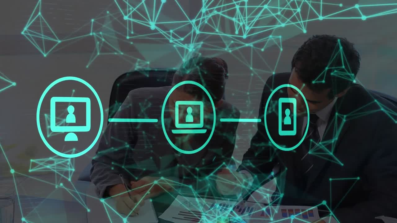 animación del procesamiento de datos sobre la gente de negocios caucásica hablando