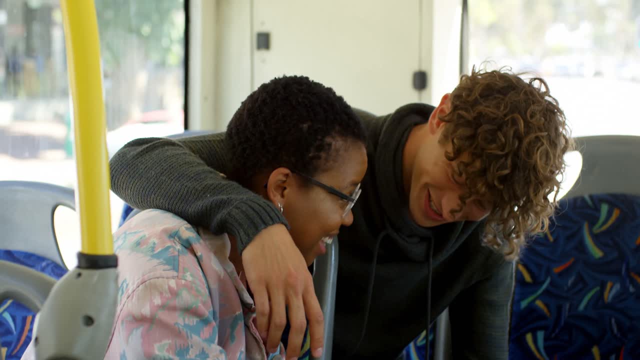 pareja usando teléfono móvil mientras viaja en el autobús 4k