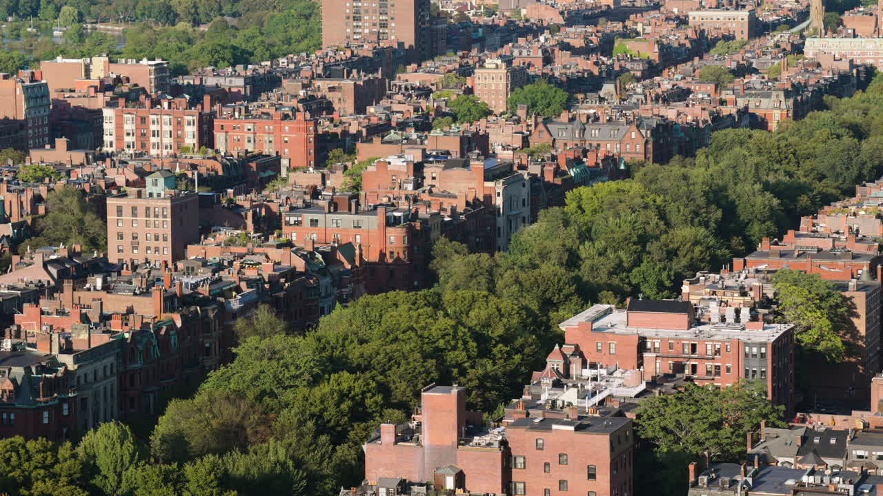 Quartiere di Back Bay East di giorno con edifici e alberi verdi a Boston, Massachusetts, USA, ripresa statica