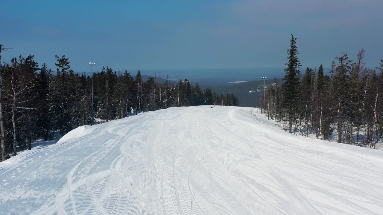 Pista da sci innevata in una foresta di montagna