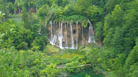 Cascada-En-Los-Lagos-De-Plitvice,-Croacia.