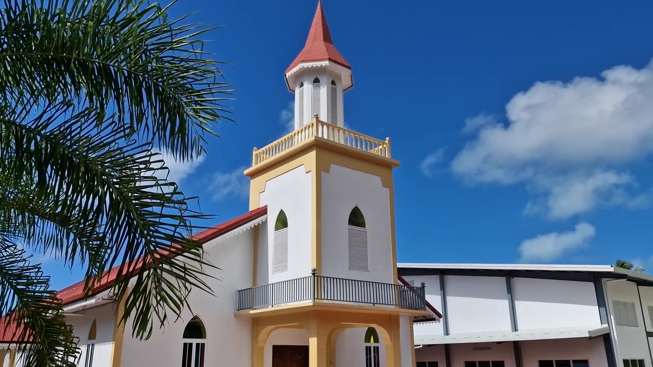 Isla de Bora Bora, Polinesia Francesa. Iglesia Protestante Maohi en el pueblo de Anau, exterior de un hito