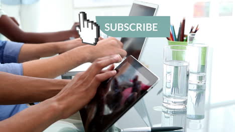 animación de suscripción y entrega de manos de diversos trabajadores utilizando tabletas y portátiles