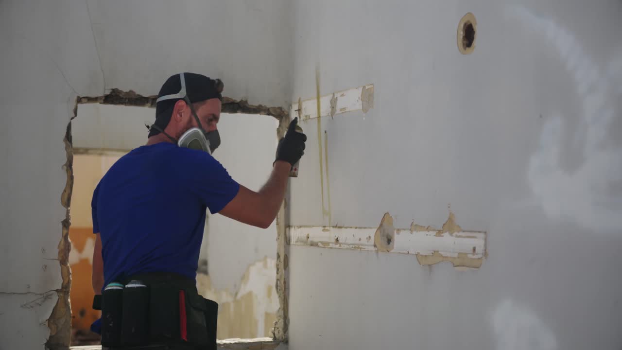 Graffitaro che dipinge con bomboletta spray 4k