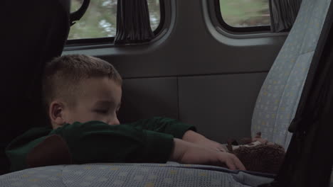 niño jugando con juguetes durante el viaje en coche