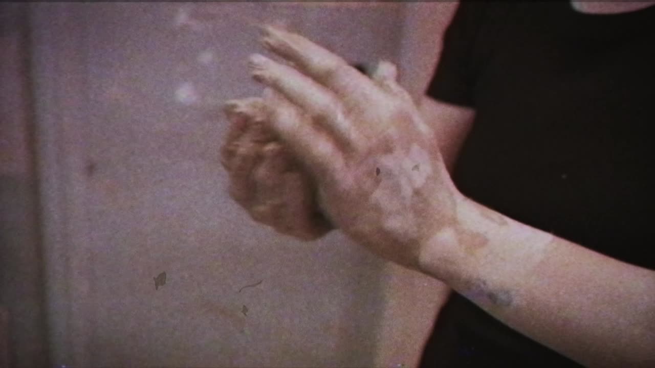 una mujer joven hace una jarra de arcilla. las manos femeninas moldean la cerámica. efecto vintage.