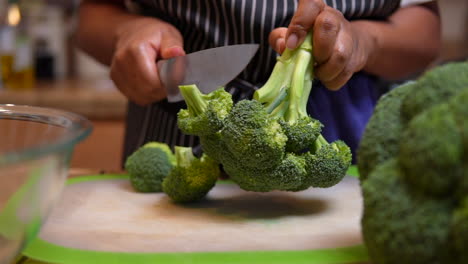 Cortar-Un-Rabe-De-Brócoli-O-La-Cabeza-En-Pedazos-Para-Una-Comida-Casera-Saludable---Cámara-Lenta