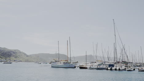 Lapso-De-Tiempo-De-Veleros-Blancos-En-El-Puerto-De-La-Ciudad-De-Simon