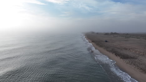 Luftdrohne-Fliegt-über-Strand-In-Estartit,-Seenebel-Am-Frühen-Morgen,-Vorwärts