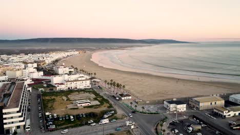 Luftüberführung-über-Einer-Stadt-Am-Meer-Mit-Einem-Atemberaubenden-Tropischen-Strand-Während-Des-Sonnenuntergangs