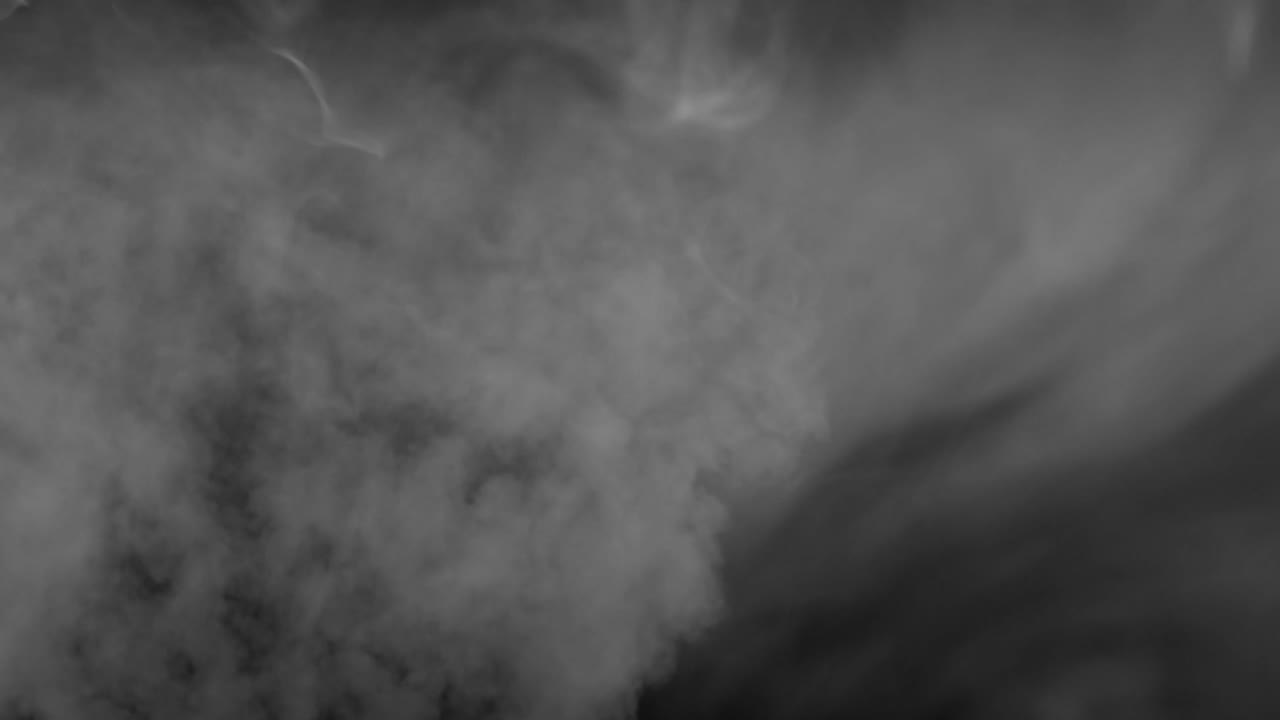 Siyah arka planda, gerçekçi beyaz duman veya sis yavaşça çerçevenin altından yükseliyor. Atmosferik, kasvetli veya gizemli sahneler için overlay olarak kullanın.
