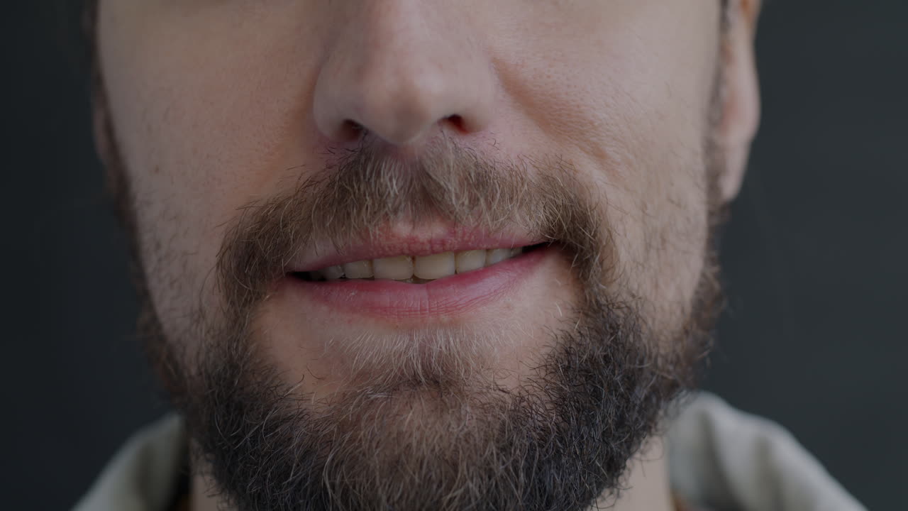 primer plano de un hombre sonriente con barba