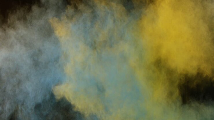 Primo piano di polvere colorata che schizza.