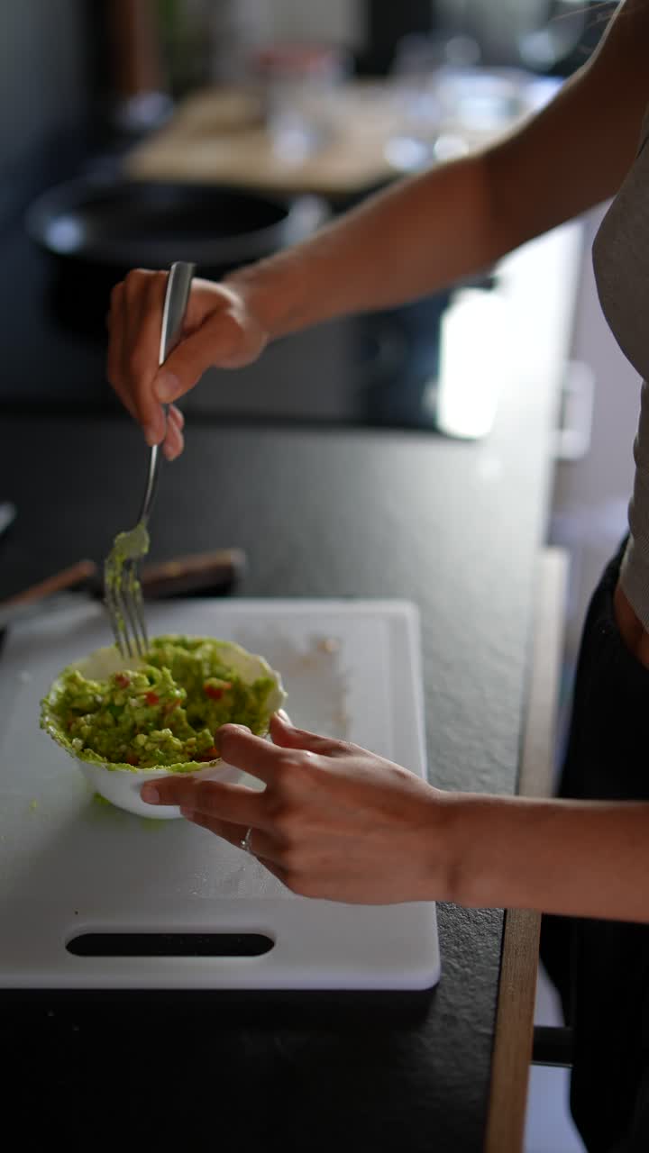 una mujer preparando guacamole.