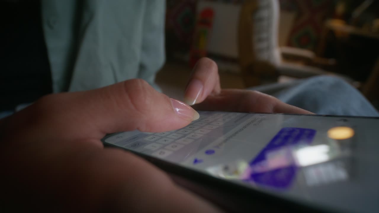 persona que envía mensajes de texto en su teléfono inteligente