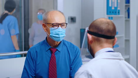 médico y paciente discutiendo