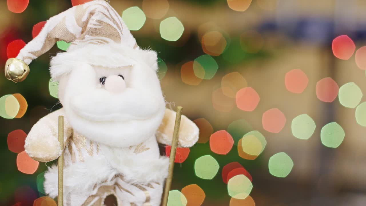 산타클로스가 스키를 타고 보케 라이트 (bokeh lights) 에 있습니다.