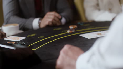 gente jugando al póquer en el casino.