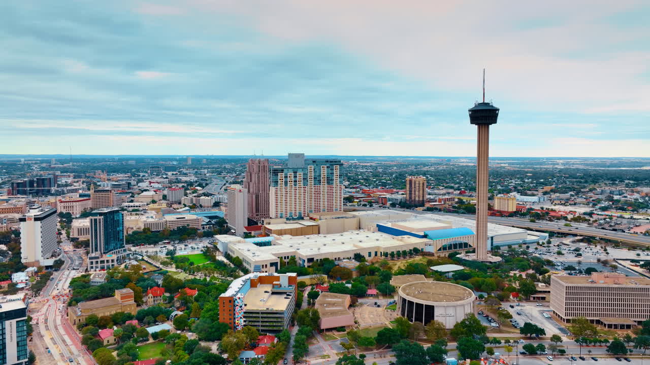 San Antonio, USA, 14 agosto 2025: Tower of the Americas e skyline di San Antonio. Inquadratura dall'alto della Tower of the Americas, del centro congressi e degli edifici del centro sotto un cielo coperto.