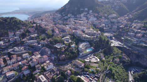 Toma-Aérea-De-Establecimiento-Del-Lado-Norte-De-Taormina,-Sicilia,-Italia,-Un-Famoso-Destino-Turístico