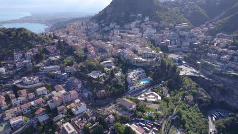 fotografía aérea del lado norte de taormina, sicilia, italia, un famoso destino turístico