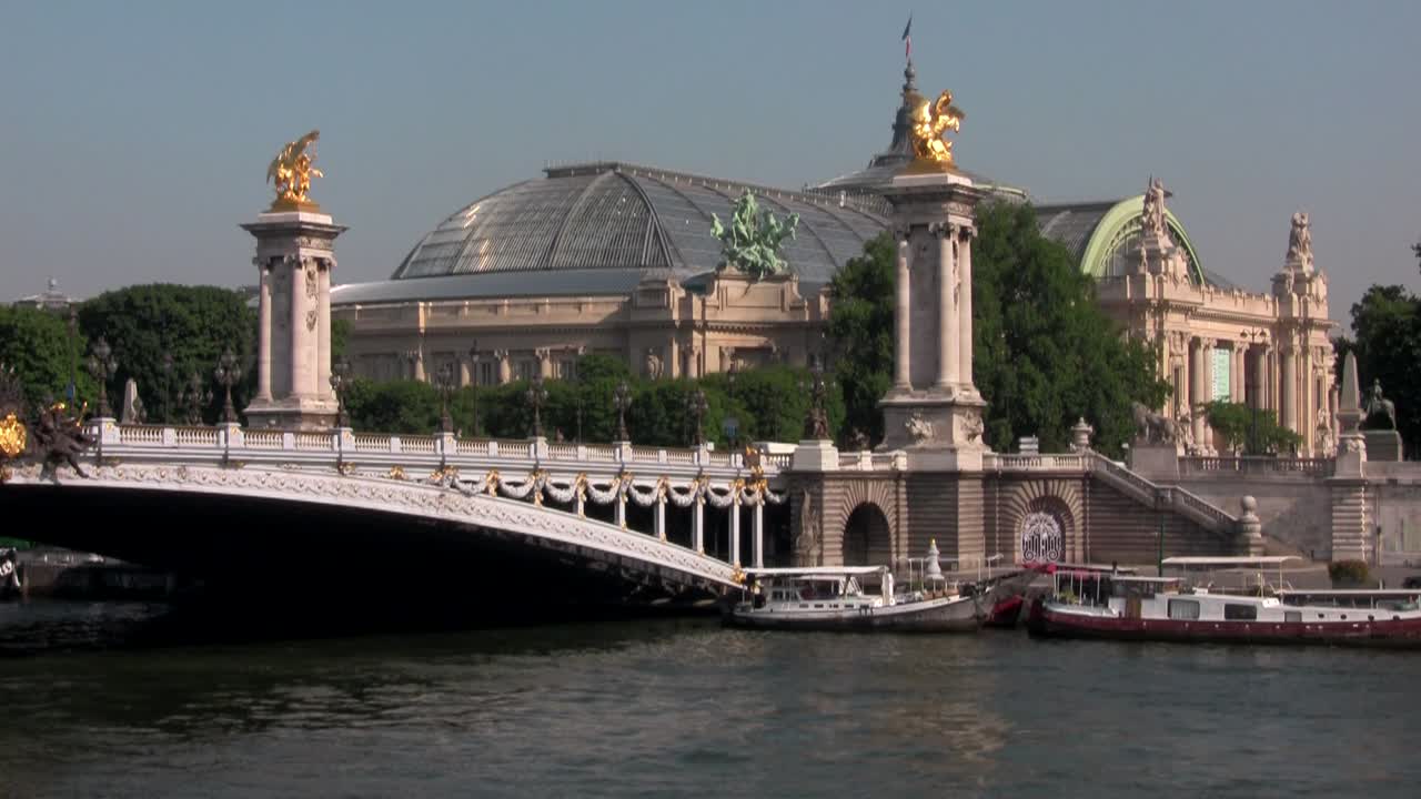 프랑스 파리 세느강의 아름다운 폰테 알렉상드르 다리