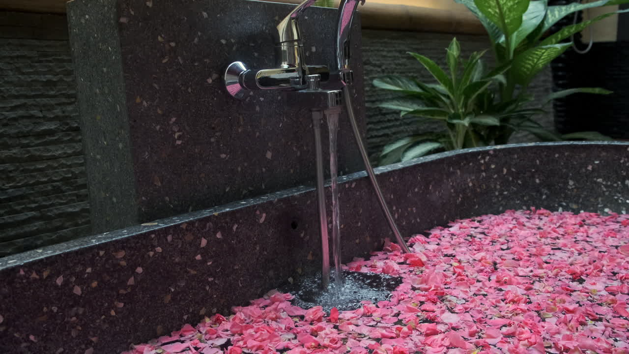 Bagno spa di lusso con petali di rosa