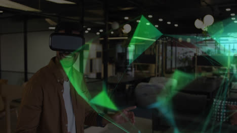 animación de formas sobre empresario de raza mixta sonriendo y usando auriculares vr