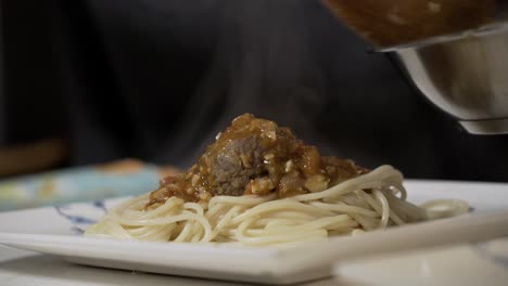 plating espagueti y albóndigas veganas preparación de ingredientes para hacer veganas más allá de albóndiga con espagueti y salsa de carne