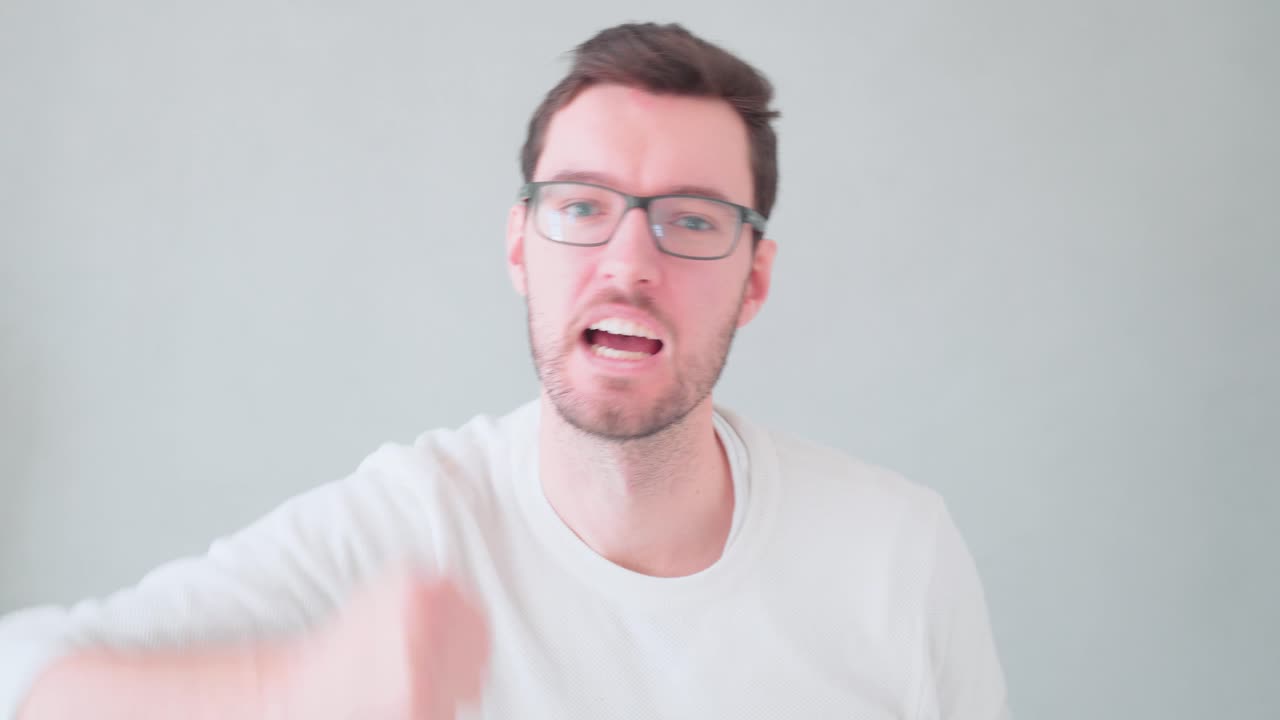 joven alegría vítores grito de alegría emoción closeup retrato hipster hombre barba