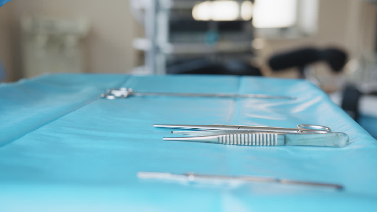 instrumentos quirúrgicos en un campo estéril