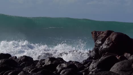 Blue-waves-roll-into-the-coast-of-Hawaii-and-break-on-the-shore-3