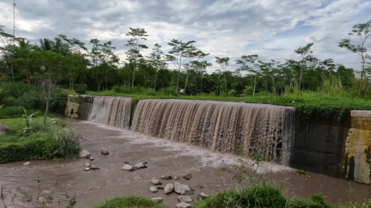물은 진과 화산 재를 지니고 있기 때문에 구름이 많은 폭포의 전망은 차가운 용암 흐름의 경로입니다.