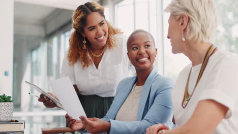mujeres de negocios en la reunión