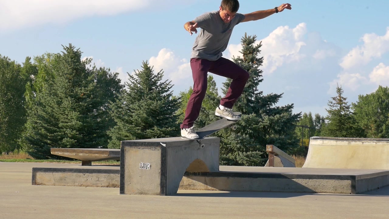 Skater esegue un crook nollie heelflip sul ledge