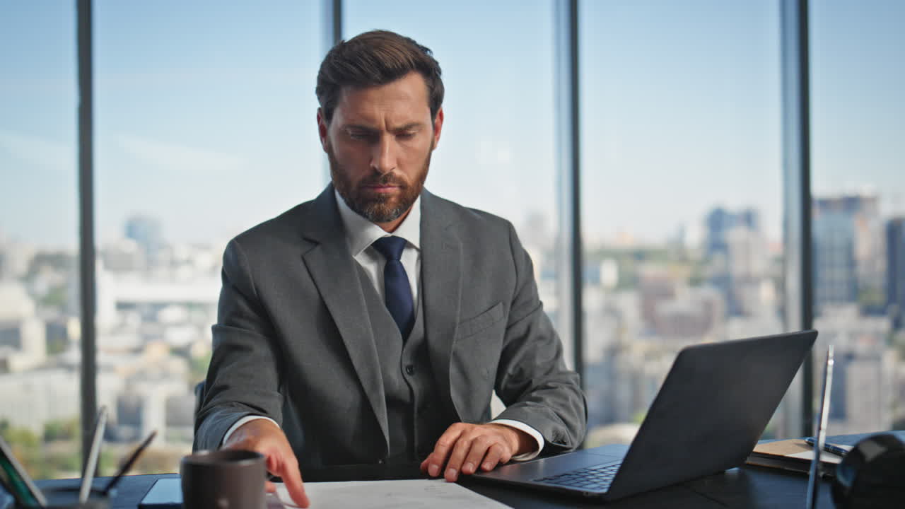 director centrado trabajando en la computadora analizando los datos del informe. gerente de oficina escribiendo