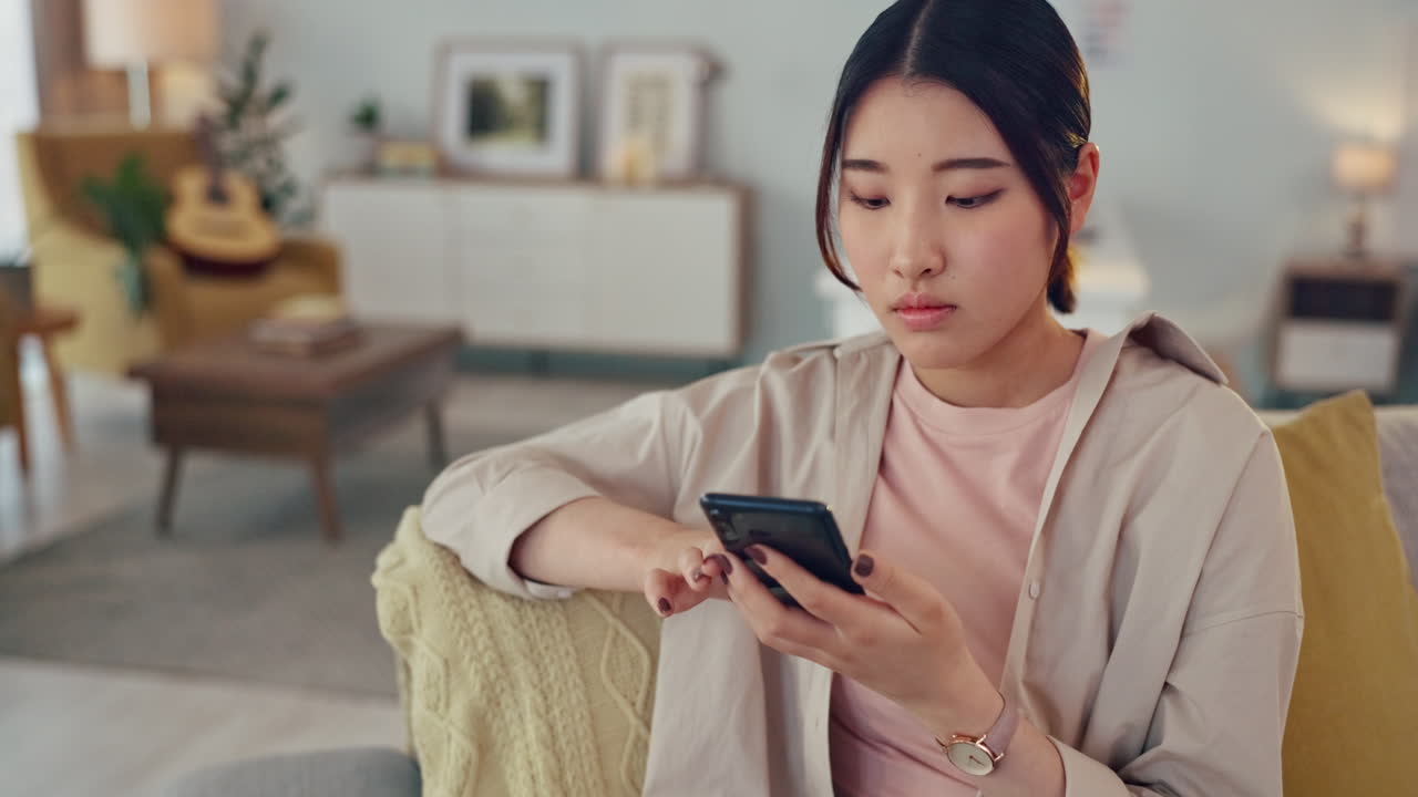 여성, 전화 및 소셜 미디어