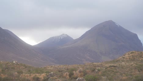 la vista de los cuillins en sligachan en un día nublado