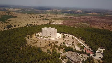 Toma-Panorámica-De-Un-Castillo-Italiano,-Campo-Detrás