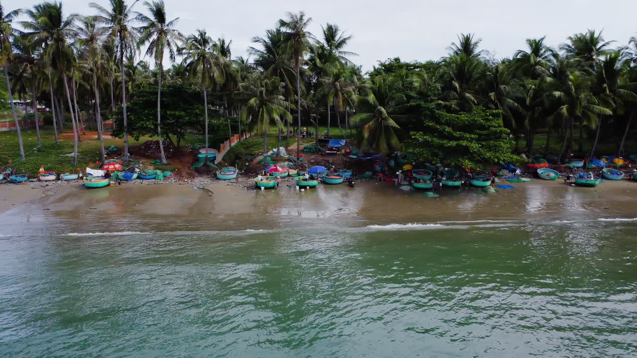 vista panorámica de una playa colorida llena de pequeños barcos.