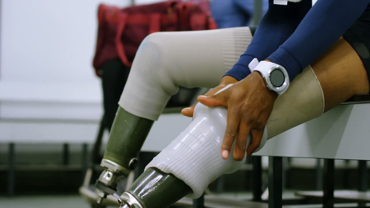 dos atletas discapacitados relajándose en el vestuario 4k